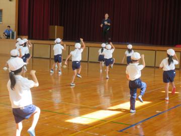 体育館で低学年ダンスの練習をする児童のさらに別の様子