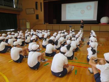 体育館で高学年ダンスの練習をする児童の様子