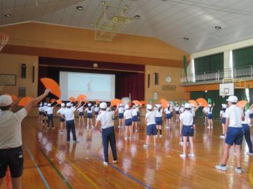 体育館で高学年ダンスの練習をする児童の別の様子