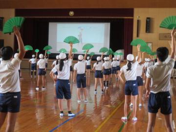 体育館で高学年ダンスの練習をする児童のさらに別の様子