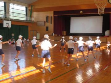 体育館で中学年ダンスの練習をする児童の様子