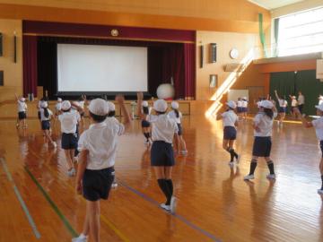体育館で中学年ダンスの練習をする児童の別の様子