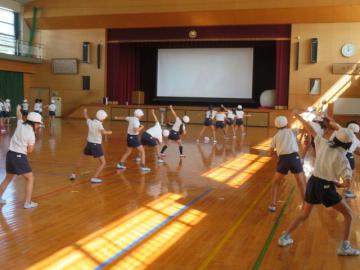 体育館で中学年ダンスの練習をする児童のさらに別の様子