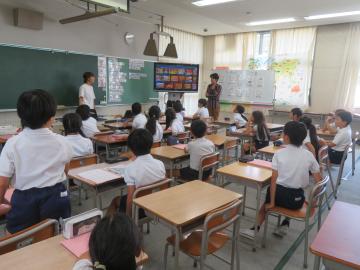 教室内でアトラス先生に質問をする4年生の様子