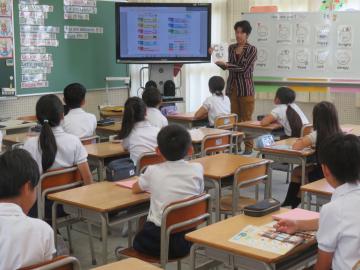 教室内でアルファベットの発音練習をする4年生の様子