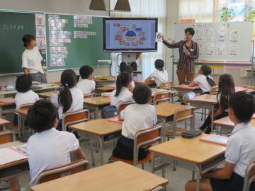 教室内で時間の言い方を練習する4年生の様子