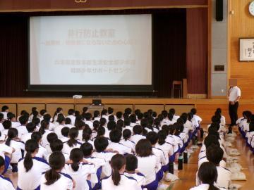 警察署の方が生徒に話しています。