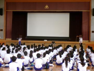 生徒会代表がお礼の言葉を話しています。