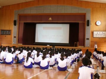 パワーポイントを使って説明しています。