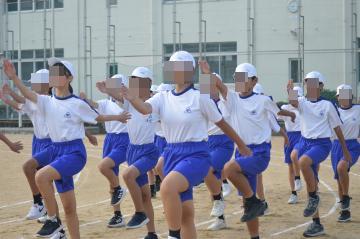 入場行進をしています。