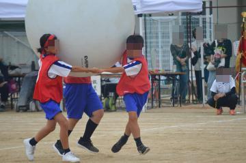 生徒会演技で大玉を運んでいます。