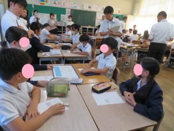 教室内で課題についてグループで話し合う5年生の様子