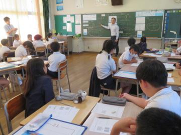 教室内で全体で商の表し方を確認する5年生の様子
