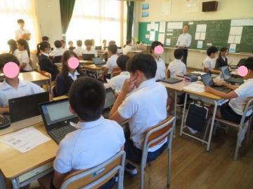 教室内で学習のふり返りを入力する5年生の様子