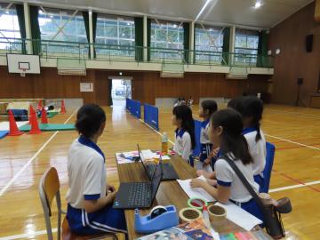 遊びの説明をする5年生