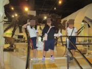 恐竜と記念撮影