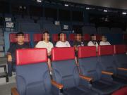 プラネタリウムの座席に座って天井を見上げる児童たち1