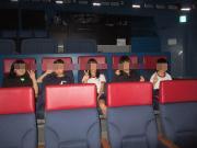 プラネタリウムの座席に座って天井を見上げる児童たち2