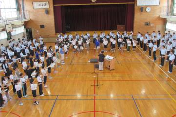 5年7年9年で合唱練習をしている様子