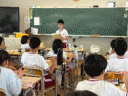 教室内で児童が給食時に呼びかける様子