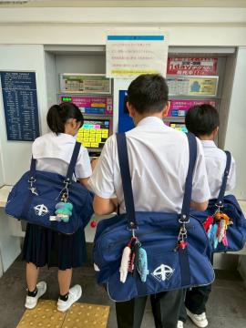 飾磨駅で切符を購入している風景です