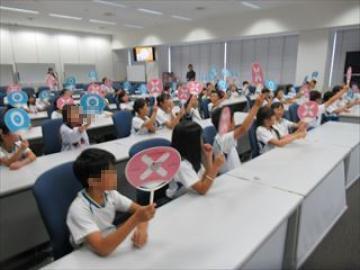 防災○×クイズに答える子どもたちの様子