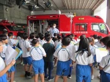 車庫を見学する子どもたちの様子