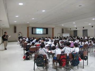ヤマサ蒲鉾工場の概要を聞く子どもたちの様子