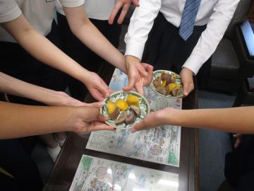 生徒が調理した蒸し芋