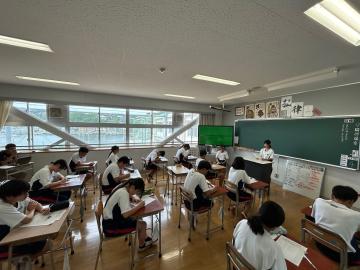 教室内で開催された学級弁論大会の様子です。生徒たちが真剣に取り組んでいます。