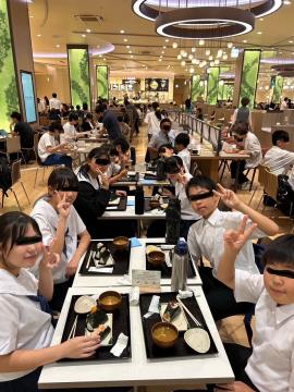西宮ガーデンズのフードコートで昼食を食べる生徒たちの様子