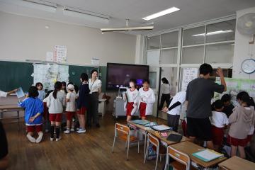 教室内で休み時間も続けて見てもらう児童の様子