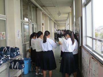 校舎内の廊下で合唱練習する3年生の生徒たちの様子