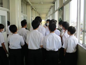 校舎内の廊下で2年生の生徒たちが合唱練習する様子