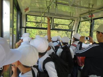 ロープウェイの景色をたのしむ4年生