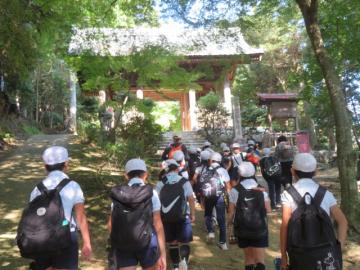 仁王門の坂を上る4年生