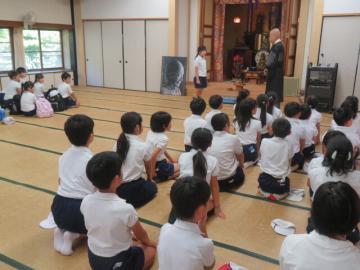 圓教寺会館で講師から講話を聞く4年生の様子