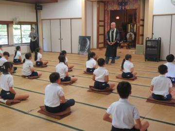 館内で座禅体験をする4年生の様子