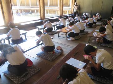 食堂での写経体験をする4年生の様子