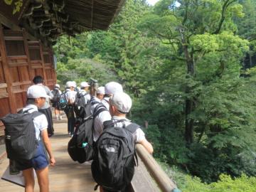 魔尼殿の舞台から下をのぞく4年生