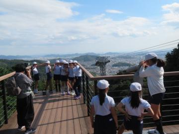 山上駅の展望台から眺望をたのしむ4年生