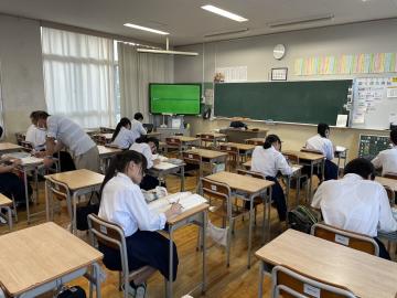 教室内で着席し、がんばり学習に取り組む生徒たちの様子