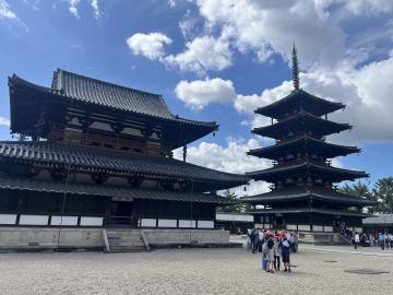 法隆寺の五重塔の前で記念撮影をしました。