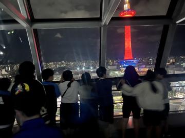 夜に京都駅からライトアップされた京都タワーを見ています