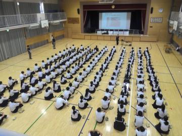体育館内でマナー講座を聞いている生徒たちの様子