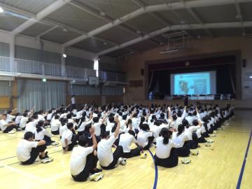 体育館内で二択の質問に挙手をしている生徒たちの様子