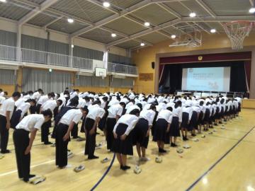 体育館内で講座のお礼をしている生徒たちの様子