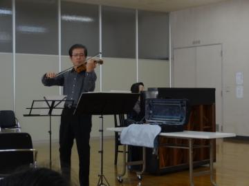 会場内でバイオリンの演奏をする渡邊先生の様子