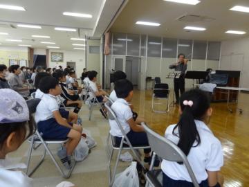 会場内でバイオリン演奏を聞く4年生の様子