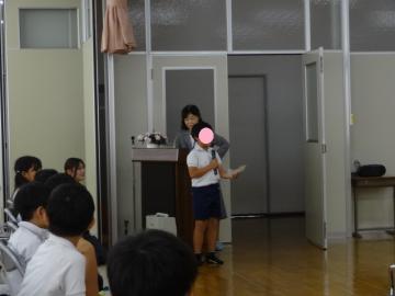 会場内でおれいの言葉を伝える3年生の様子